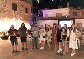Imagen de las participantes en el intercambio, con el alcalde de El Borge.