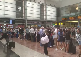 Colas de viajeros afectados en la estación de trenes María Zambrano, a primera hora de la tarde de este lunes.