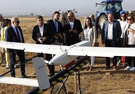 Luis Planas, durante la visita a una finca científica experimental de la Universidad de Córdoba.