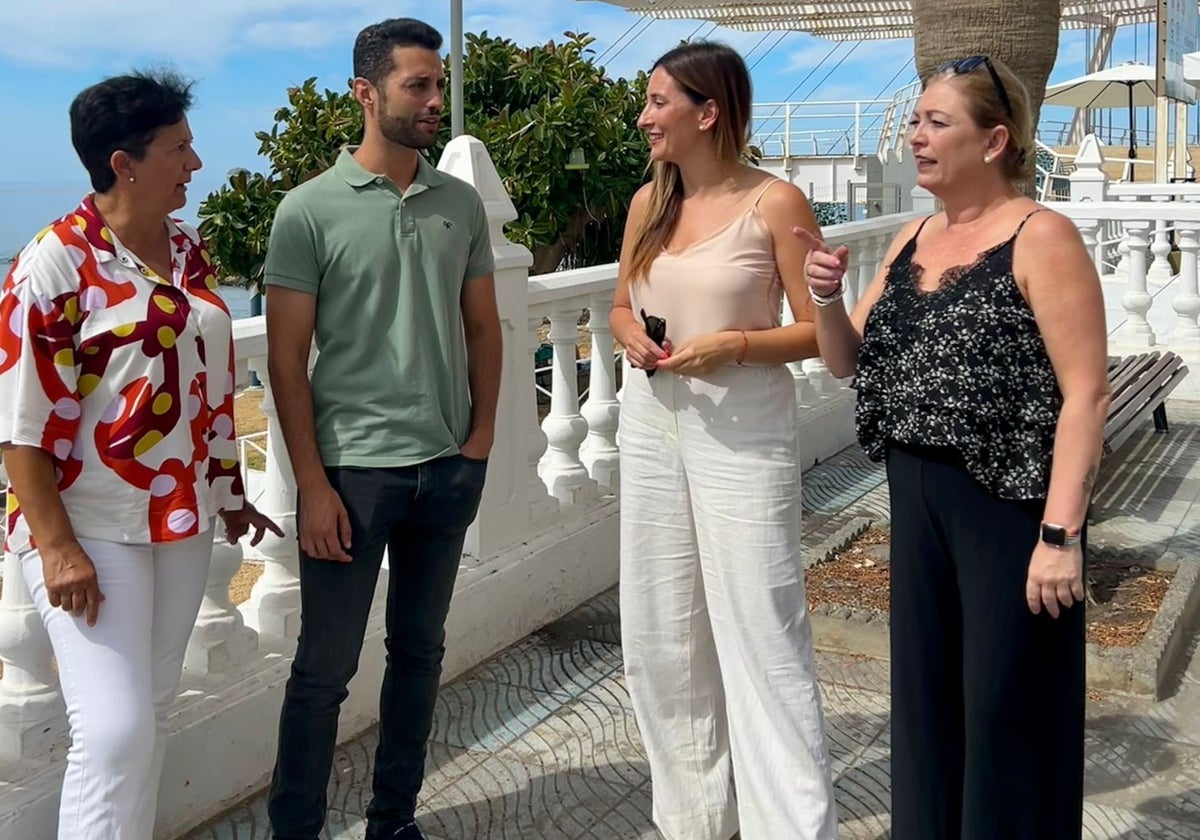 La portavoz del PSOE en la oposición torroxeña, Mari Nieves Ramírez, con militantes.