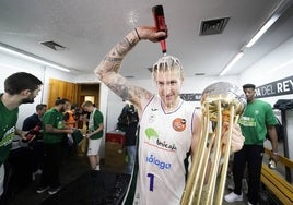 Dylan Osetkowski se riega la cabeza con un espumoso tras ganar la Copa del Rey en Badalona, en el vestuario de su equipo.