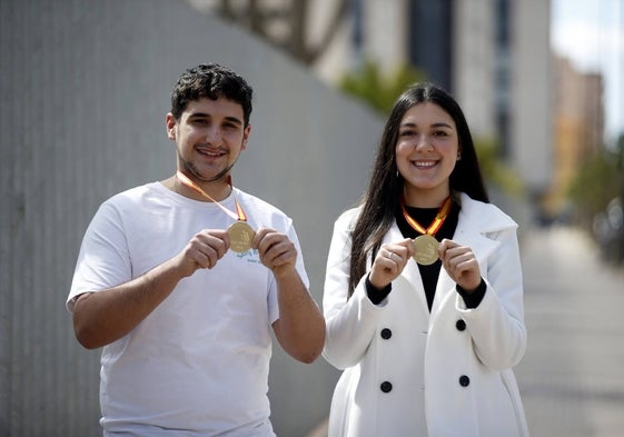 Javier López López y Lucía Cabrera Gallego, con sus medallas de oro nacionales, que les han dado el pase a la competición europea.