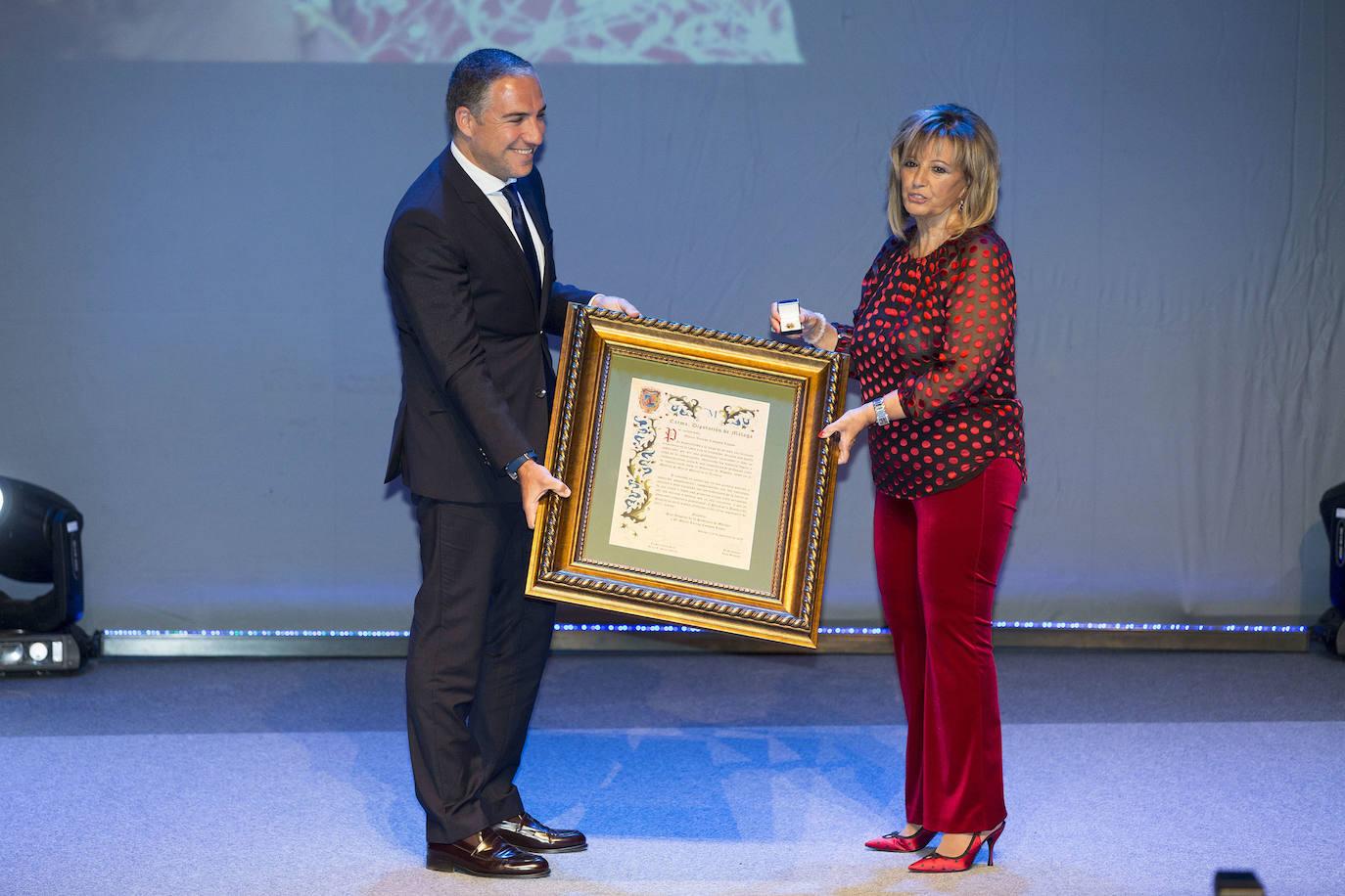 En 2017, María Teresa Campos recibió de manos de Elías Bendodo el título de Hija Adoptiva de la Provincia de Málaga.