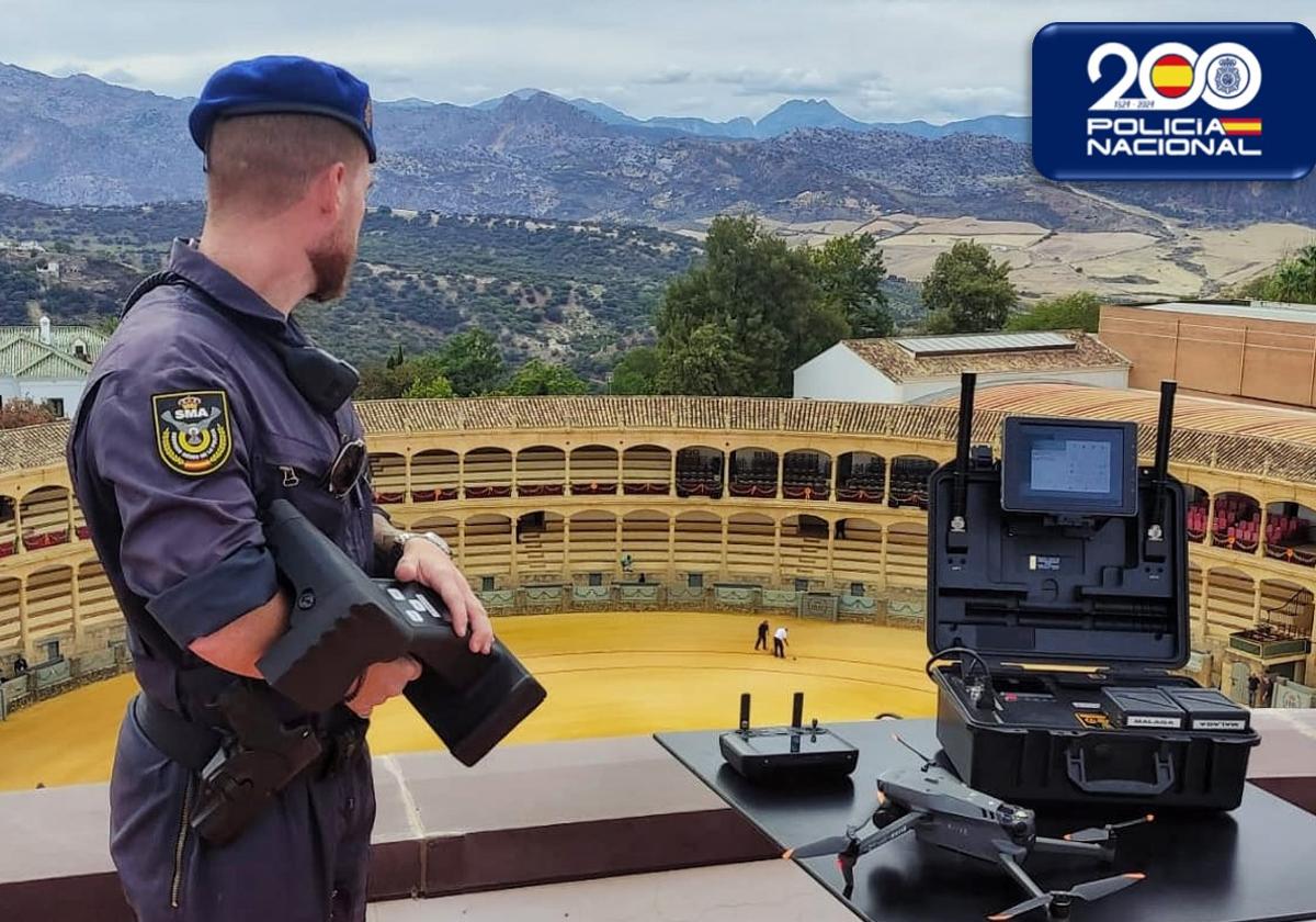 Un agente de la Policía Nacional, en la plaza de toros de Ronda.