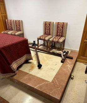 Imagen secundaria 2 - Detenido por causar destrozos en la iglesia de Pedregalejo al grito de «Dios no existe»
