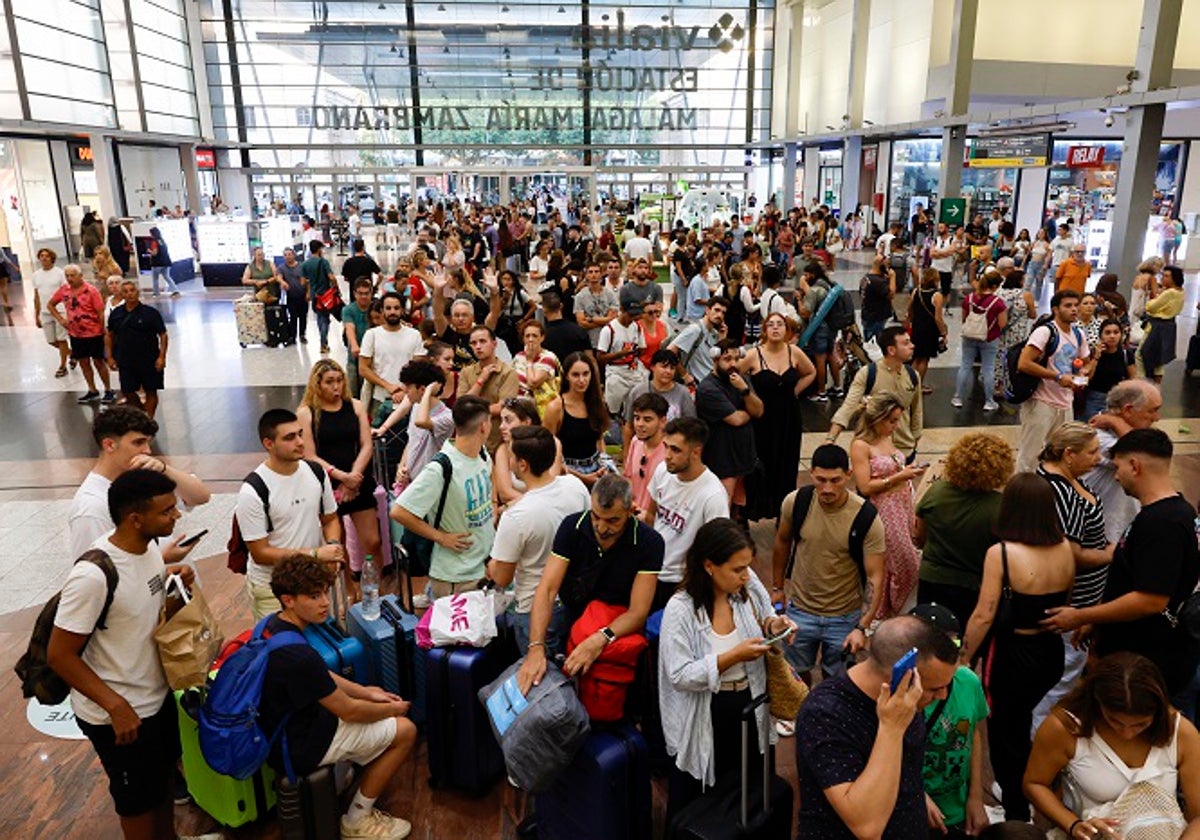 Renfe se compromete a reubicar a los casi 4.000 viajeros varados