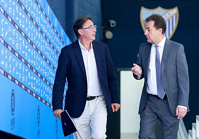 Loren Juarros y Jose María Muñoz antes de la comparecencia del primero.