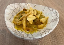 Presentación del plato de albóndigas con salsa de almendras.