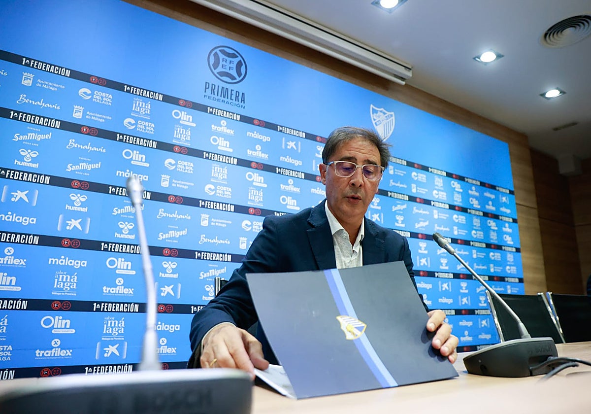 Loren saca un documento con la plantilla del Málaga de su carpeta.