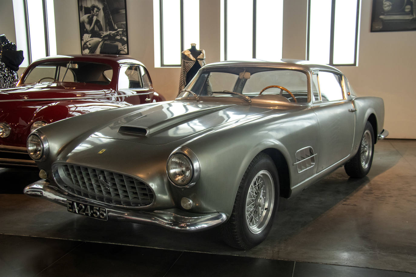 El Ferrari 250 GT fue de los primeros Ferrari, por no decir el primero, en fabricarse «en serie». Entiéndase cuando se habla de superdeportivos, como es el caso, que las cantidades en serie siguen siendo números muy limitados, de ahí las comillas. Con la entrada en producción del 250 GT Ferrari pasó de fabricar 200 unidades anuales a más de 600. Sin embargo, el protagonista que hoy nos ocupa no es un 250 cualquiera, se trata de un 250 GT Speziale Italia, una edición de la cual sólo se fabricaron 4 unidades, y una de ellas está aquí, en Málaga, en el Museo Automovilístico y de la Moda.