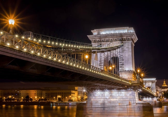 Vista del célebre Puente de las Cadenas.