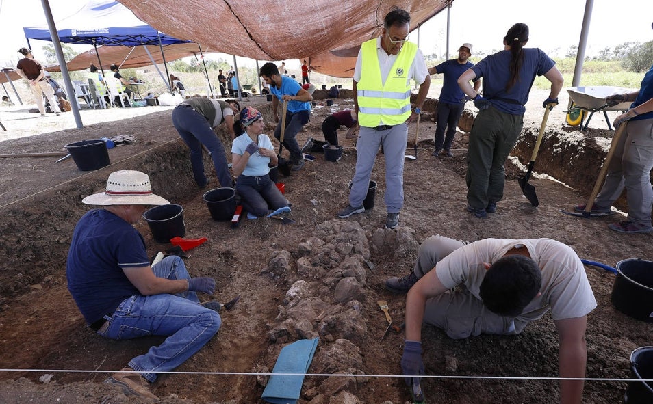 Imagen principal - En la primera foto, el director de las excavaciones, José Suárez, en el corte 12, donde se excavan viviendas. En la segunda imagen, restos de lo que parece un pavimento de conchas que ha llamado la atención de los investidadores. En la tercera, el arqueólogo David Schloen, de la Universidad de Chicago, que participa con su equipo en las excavaciones.