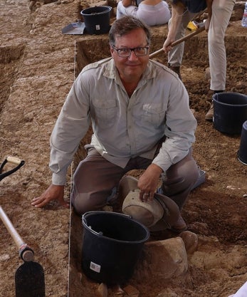 Imagen secundaria 2 - En la primera foto, el director de las excavaciones, José Suárez, en el corte 12, donde se excavan viviendas. En la segunda imagen, restos de lo que parece un pavimento de conchas que ha llamado la atención de los investidadores. En la tercera, el arqueólogo David Schloen, de la Universidad de Chicago, que participa con su equipo en las excavaciones.