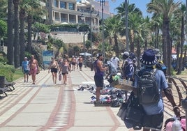 Manteros en el paseo marítimo de Benalmádena.