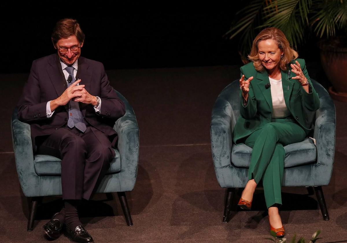 La vicepresidenta primera del Gobierno, Nadia Calviño, en un acto celebrado en Málaga junto al presidente de CaixaBank, José Ignacio Goirigolzarri.