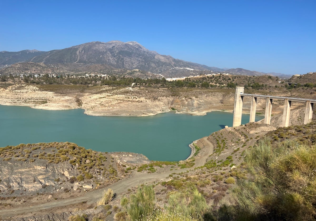 El embalse de La Viñuela está en mínimos histórico, con apenas 13,6 hectómetros cúbicos almacenados, al 8,2% de su capacidad.