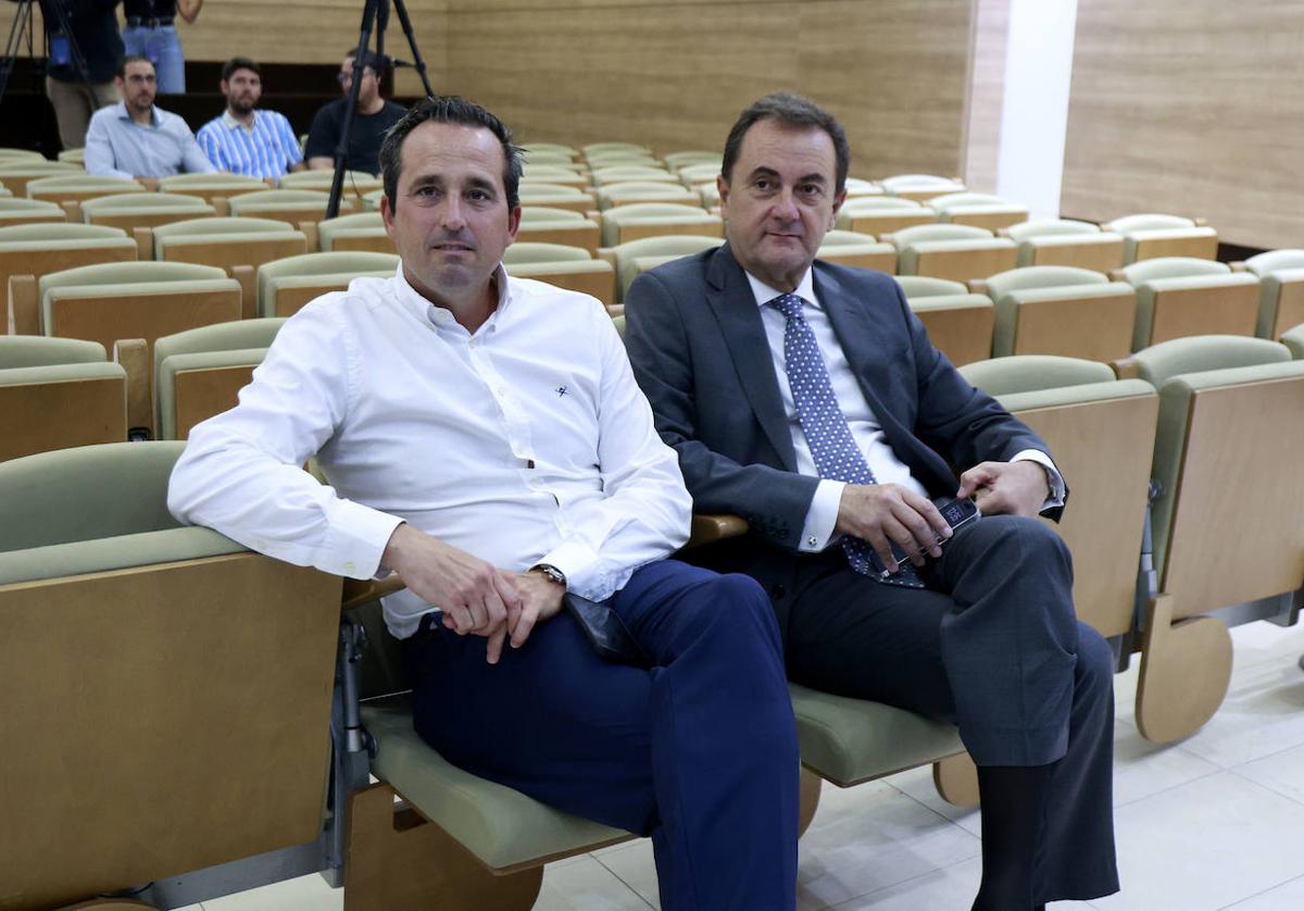 El administrador judicial del Málaga, José María Muñoz, y el director general, Kike Pérez, juntos en la rueda de prensa del director deportivo Loren Juarros el pasado miércoles en la sala de prensa de La Rosaleda.