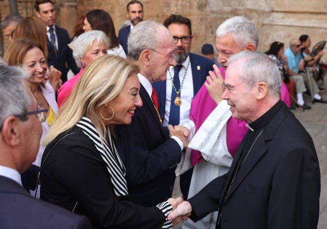 El obispo, Jesús Catalá, recibe a la consejera de Economía, Carolina España.