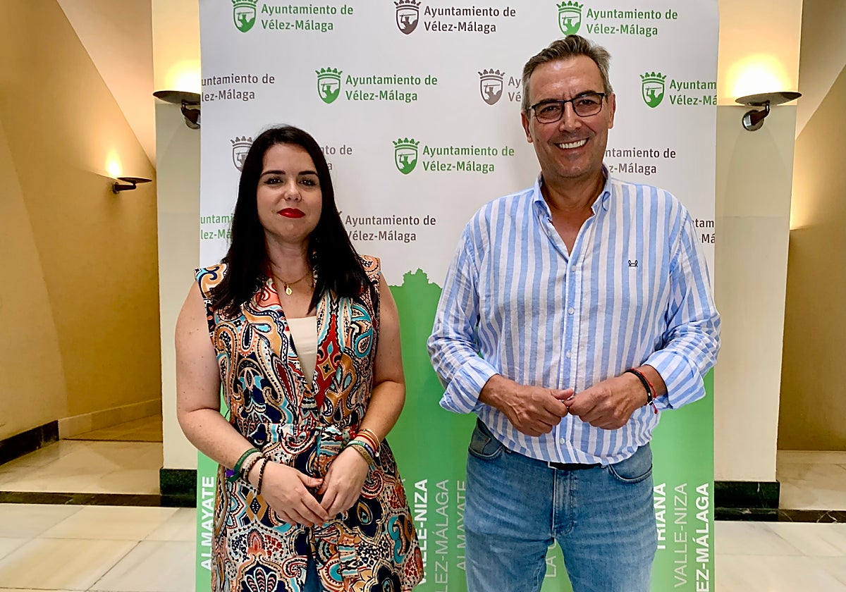 Los ediles Lourdes Piña y Manuel Gutiérrez, en la presentación de las ayudas escolares.