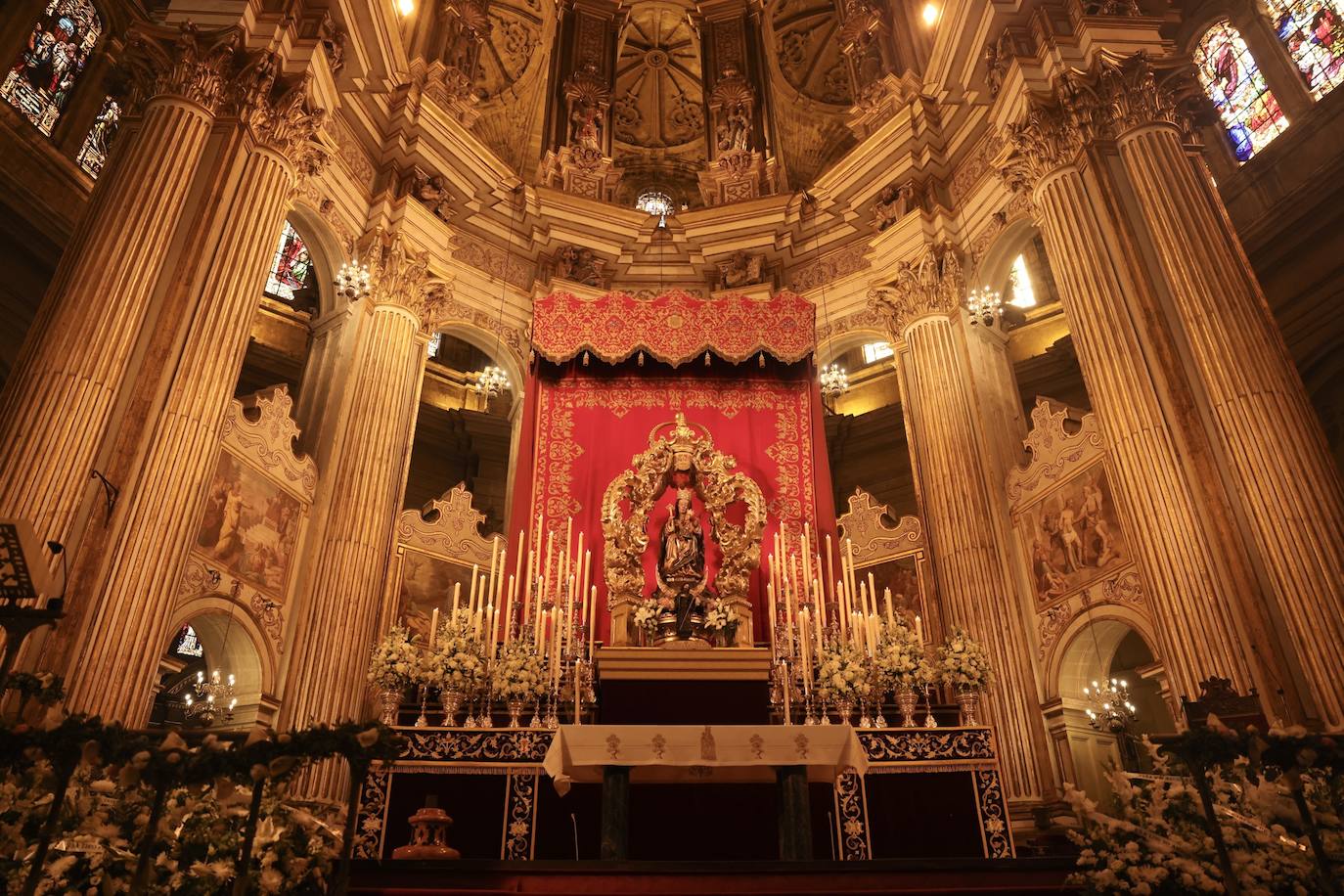 La ofrenda floral a la Virgen de la Victoria en Málaga en imágenes