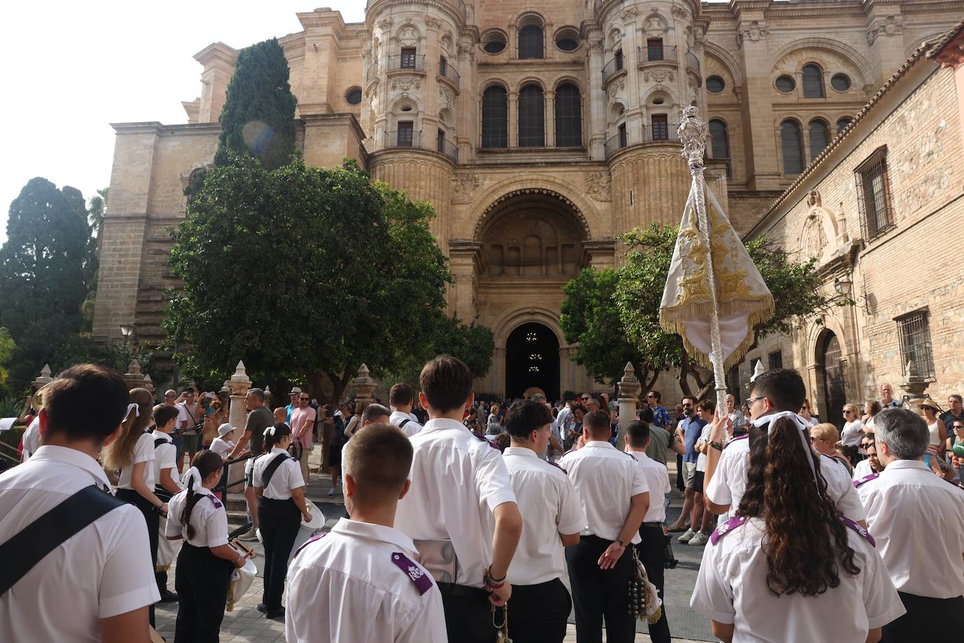 La ofrenda floral a la Virgen de la Victoria en Málaga en imágenes