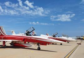 Imagen de los aviones de la formación suiza en el aeropuerto de la capital.