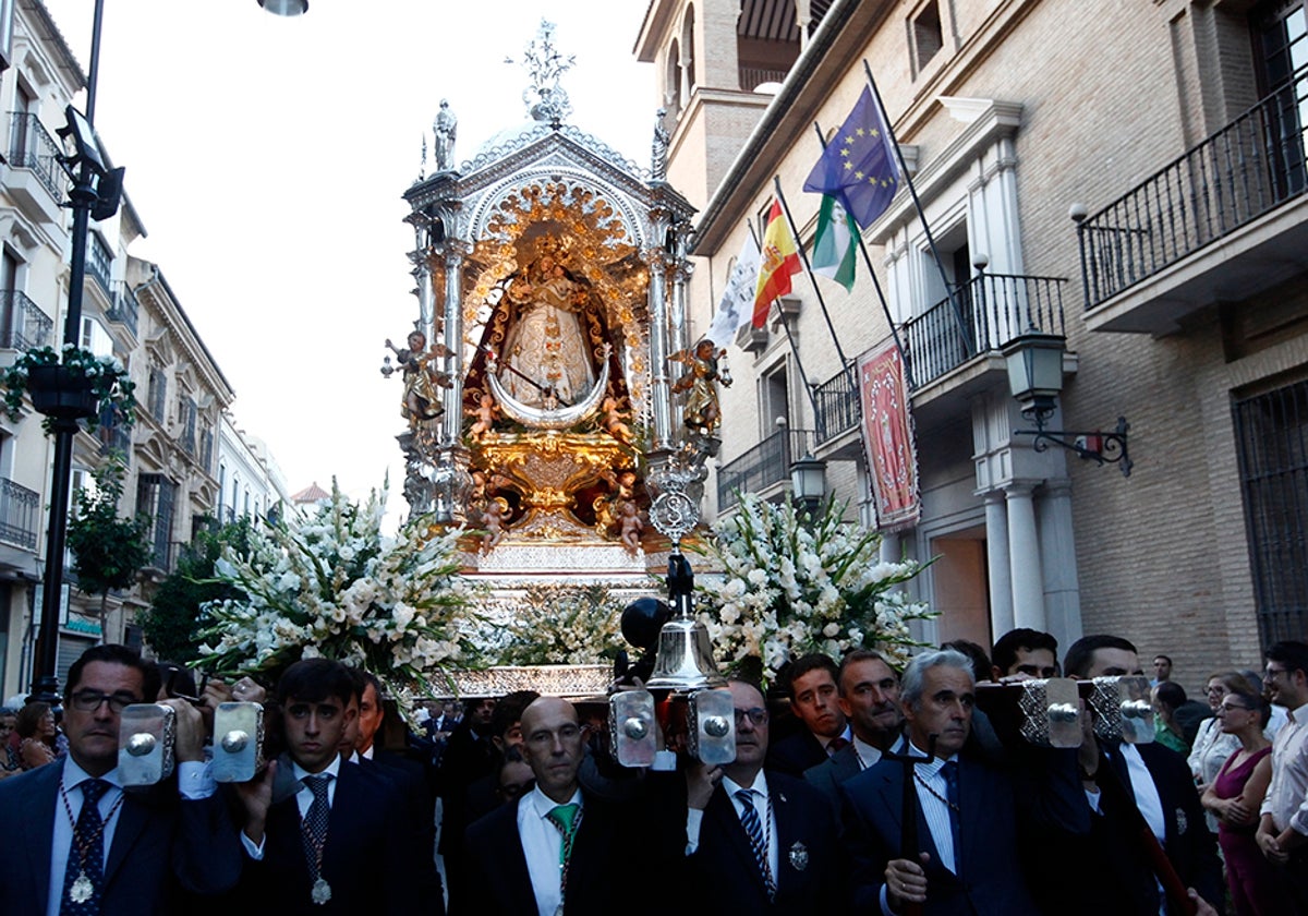 El templete de plata con la Virgen en su procesión de este viernes 8