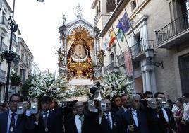 El templete de plata con la Virgen en su procesión de este viernes 8