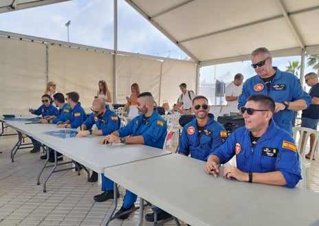 Imagen secundaria 1 - Arriba, la Patrulla Águila, en la firma de autógrafos de este sábado; abajo a la izquierda, la Patrulla Aspa, a y la derecha, dos de los helicópteros de esta formación acrobática del Ejército español.