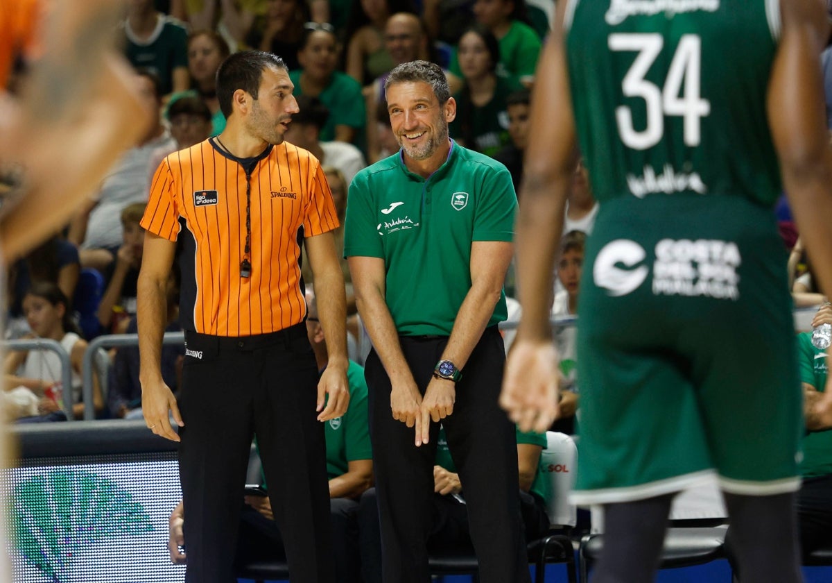 Ibon Navarro, en un gesto sonriente durante el partido de este domingo.