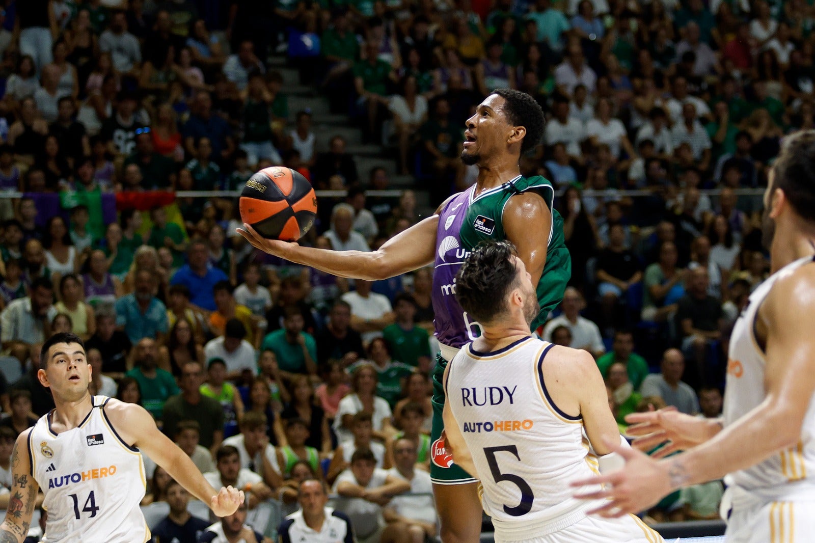 El Unicaja y el Real Madrid disputan la final del torneo Costa del Sol