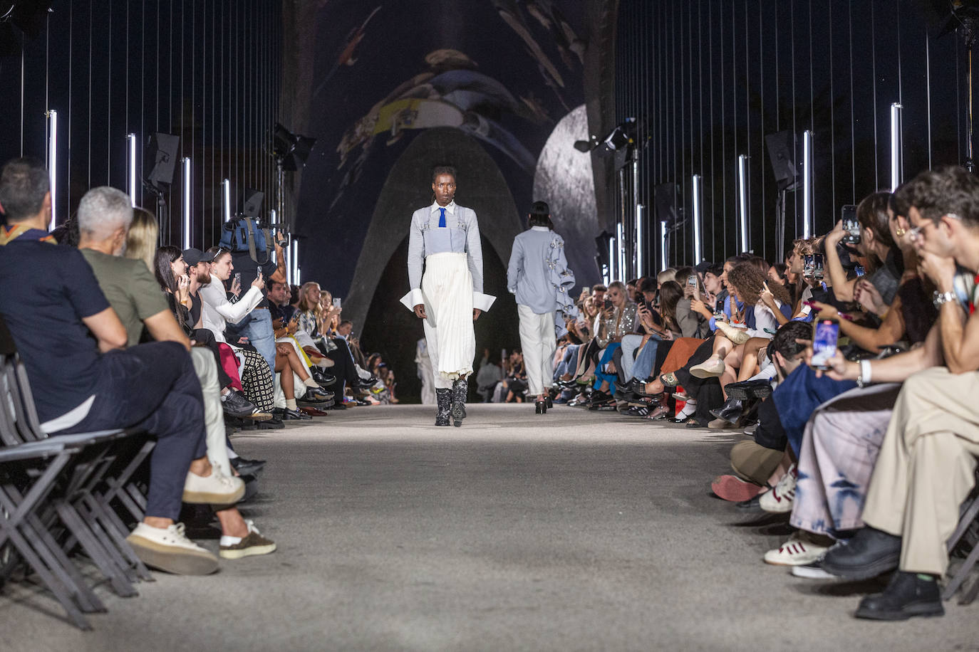 Desfile del malagueño Álvaro Calafat en el puente Cascara Matadero de Madrid Rio