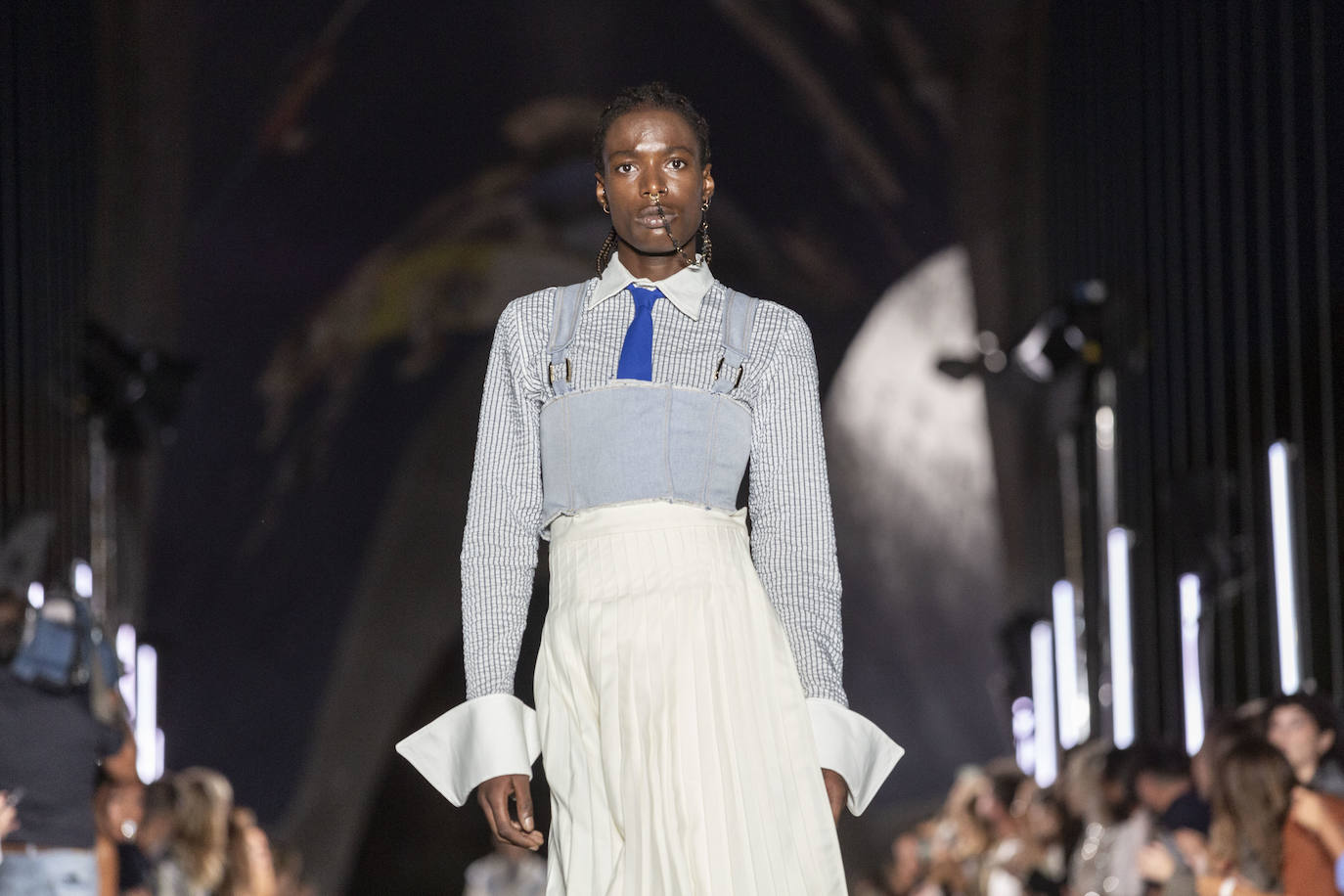 Desfile del malagueño Álvaro Calafat en el puente Cascara Matadero de Madrid Rio