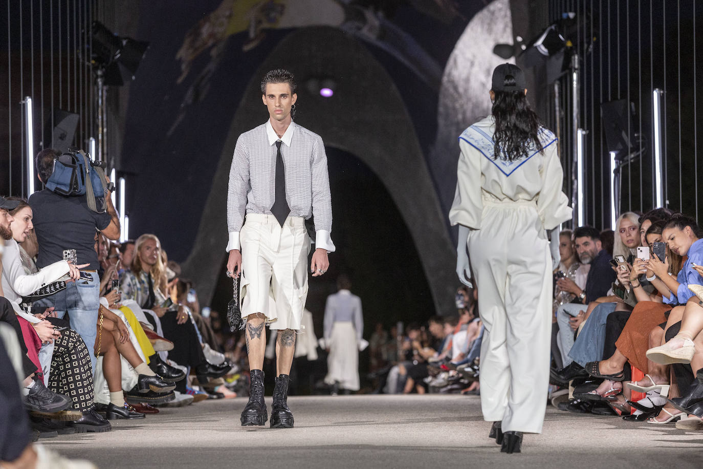 Desfile del malagueño Álvaro Calafat en el puente Cascara Matadero de Madrid Rio