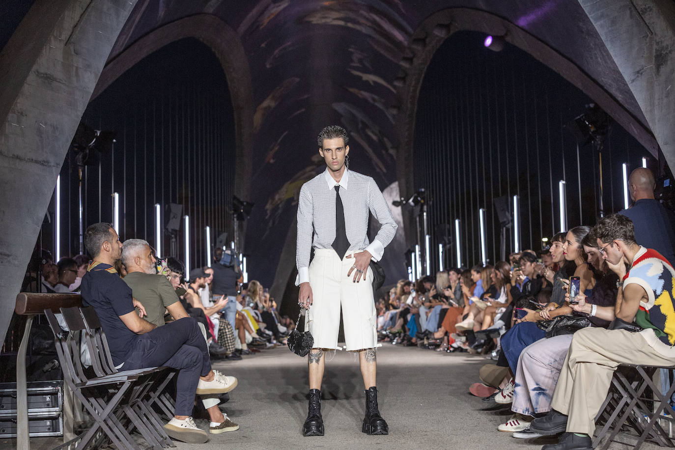 Desfile del malagueño Álvaro Calafat en el puente Cascara Matadero de Madrid Rio