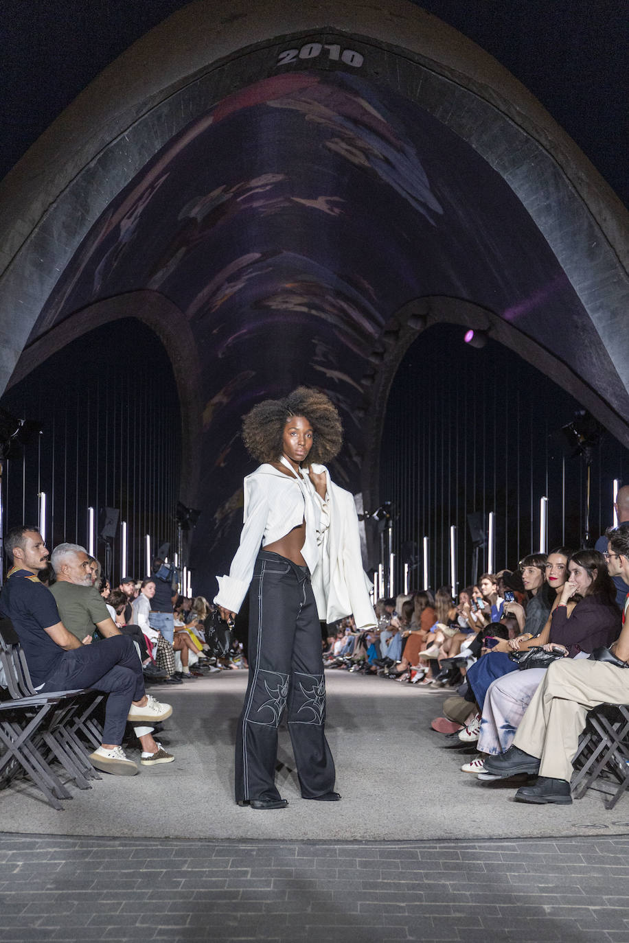 Desfile del malagueño Álvaro Calafat en el puente Cascara Matadero de Madrid Rio