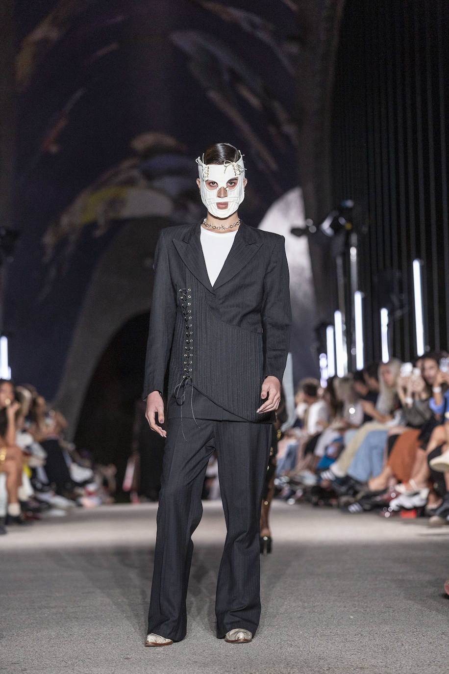 Desfile del malagueño Álvaro Calafat en el puente Cascara Matadero de Madrid Rio