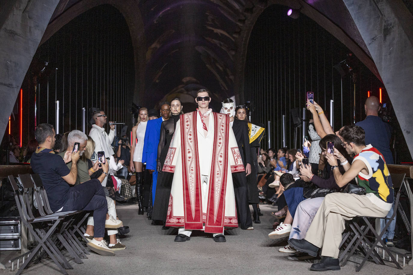 Desfile del malagueño Álvaro Calafat en el puente Cascara Matadero de Madrid Rio