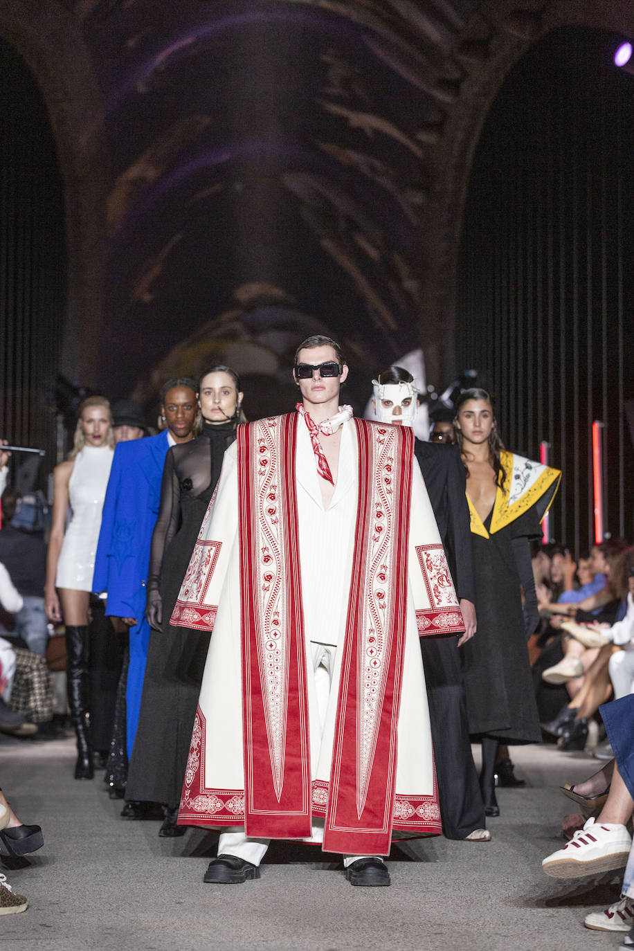 Desfile del malagueño Álvaro Calafat en el puente Cascara Matadero de Madrid Rio