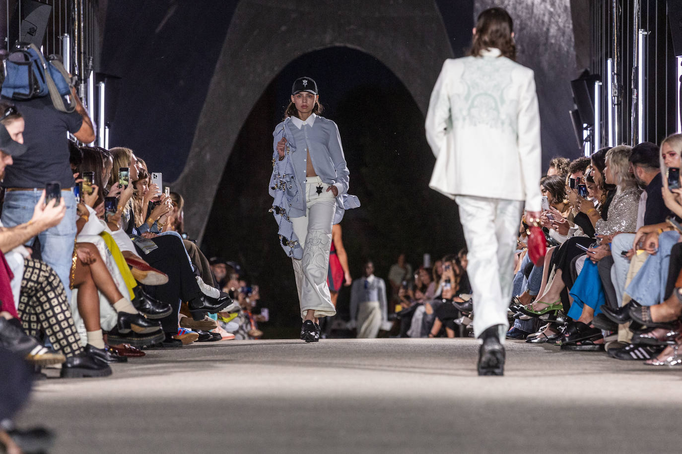 Desfile del malagueño Álvaro Calafat en el puente Cascara Matadero de Madrid Rio