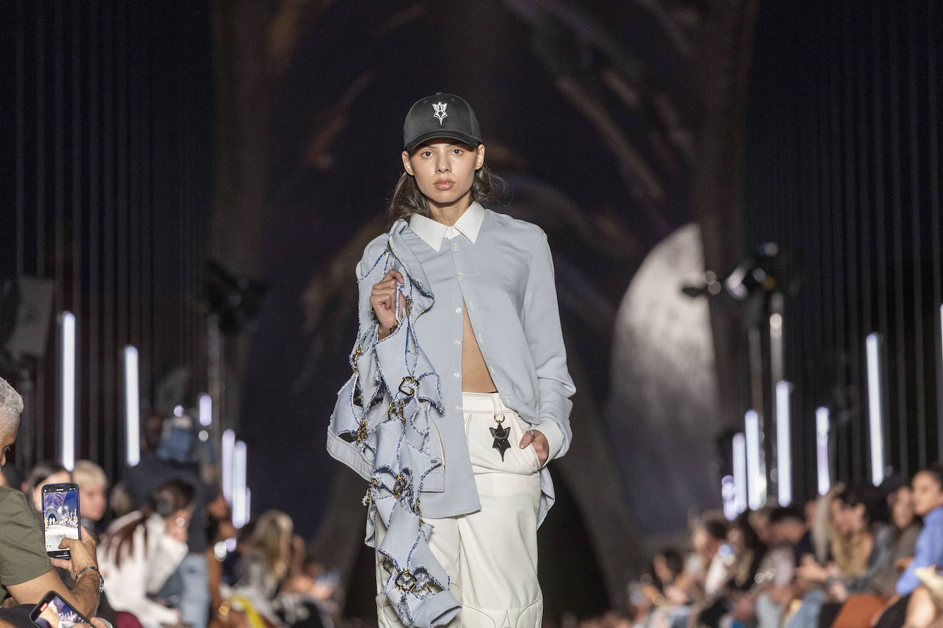 Desfile del malagueño Álvaro Calafat en el puente Cascara Matadero de Madrid Rio