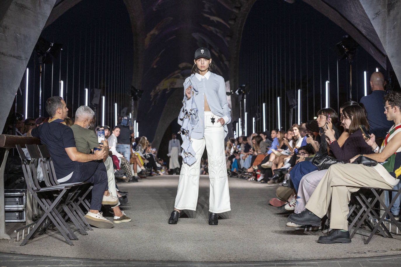 Desfile del malagueño Álvaro Calafat en el puente Cascara Matadero de Madrid Rio