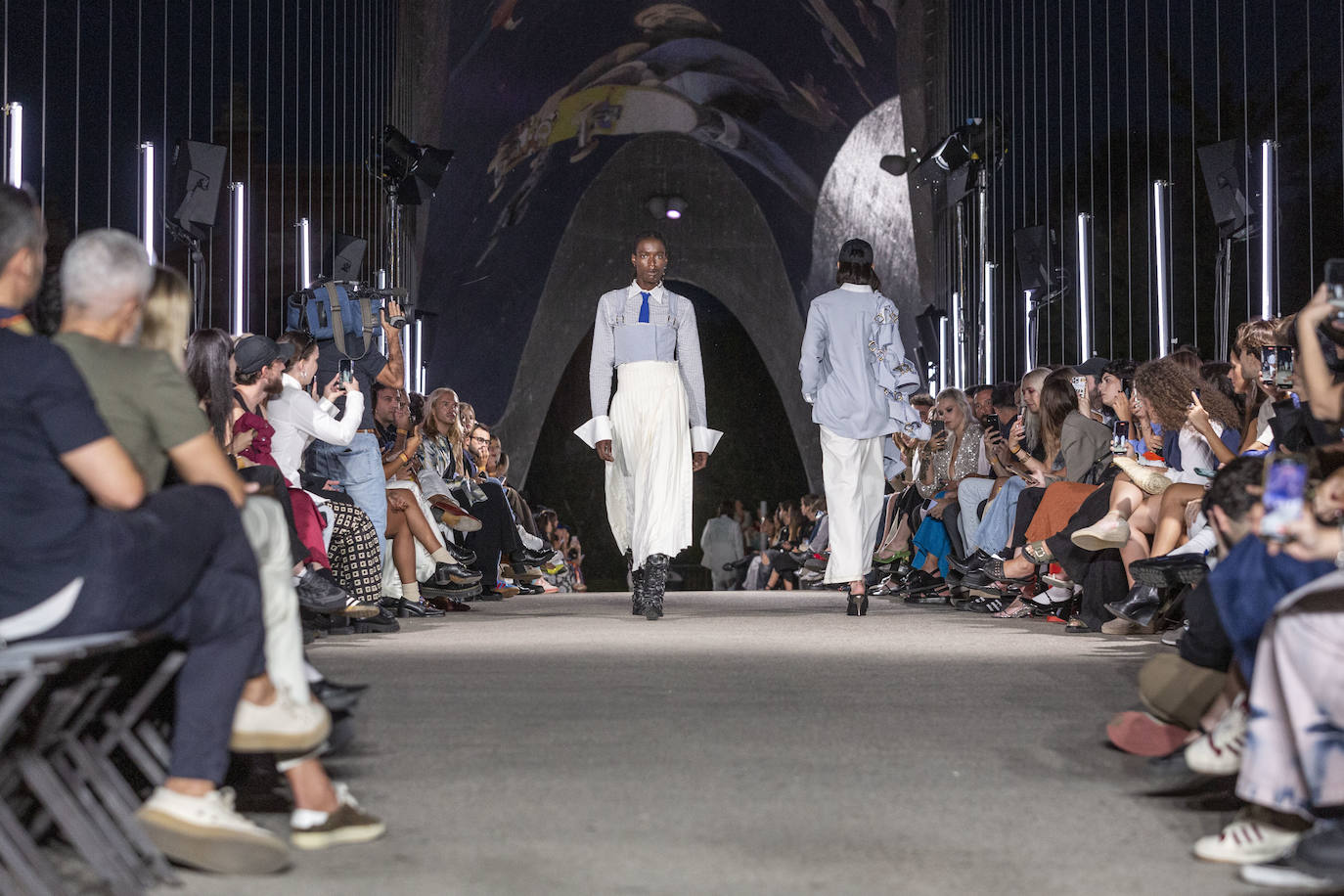 Desfile del malagueño Álvaro Calafat en el puente Cascara Matadero de Madrid Rio