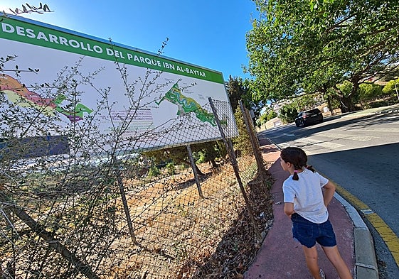 Una niña contempla el cartel anunciador del parque, en los terrenos de la antigua depuradora.