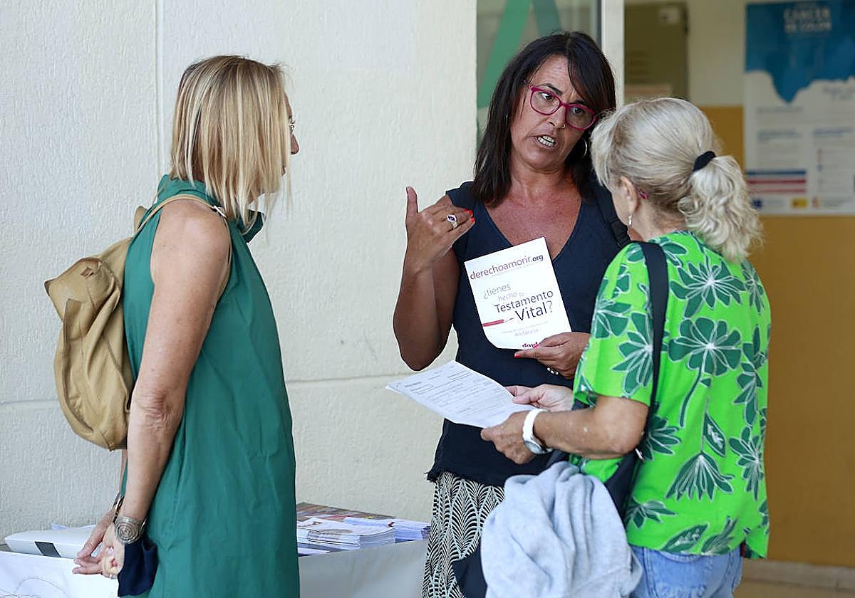 Punto de información de DMD sobre el testamento vital en el centro de salud de El Palo.