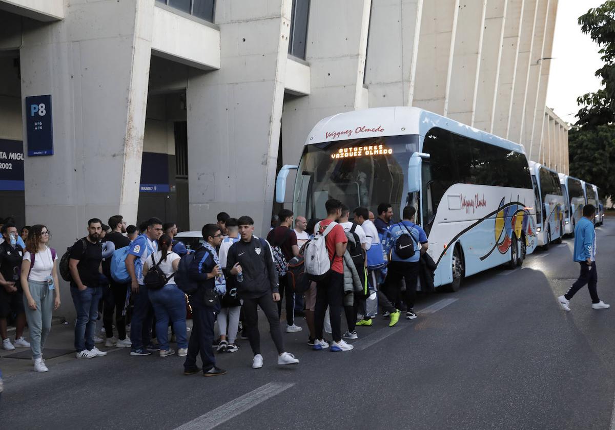 Imagen de archivo de la salida desde La Rosaleda de uno los últimos desplazamientos masivos de la afición del Málaga durante la pasada temporada.