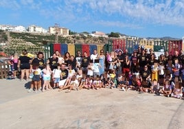 Padres, docentes y alumnos del colegio público El Faro, en una protesta a las puertas del centro el pasado lunes.