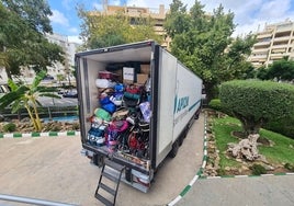 Camión, a las puertas de la Mezquita de Fuengirola, cargado con parte del material donado.
