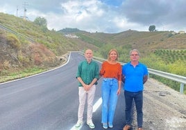 La diputada provincial y los alcaldes de Benamargosa y Cútar, en la carretera.