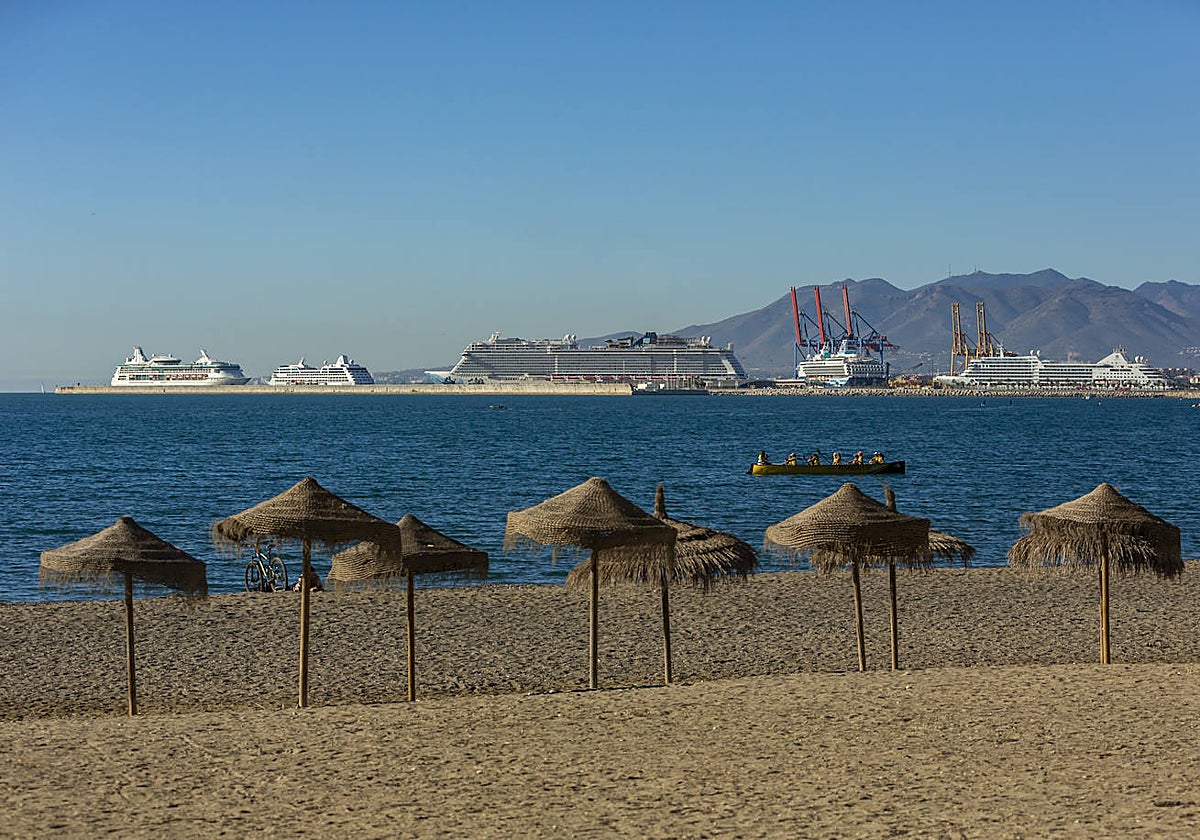 Vista desde la Malagueta de cinco cruceros atracados en el puerto de Málaga.